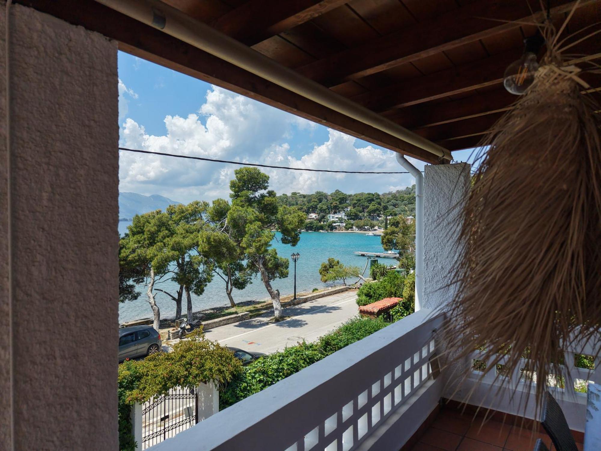 Seaview Apartment - Poros Relaxing Beachfront Flat Poros Town المظهر الخارجي الصورة